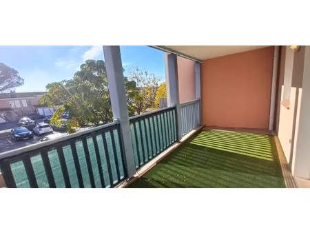 t3 avec balcon et parking à cogolin