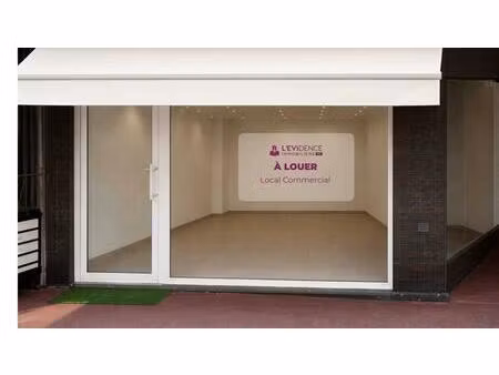 a louer en dérogatoire  local commercial d'angle en emplacement n°1