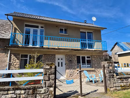 corrèze. proche meymac. maison en parfait état comprenant 3 chambres  2 garages et un jard