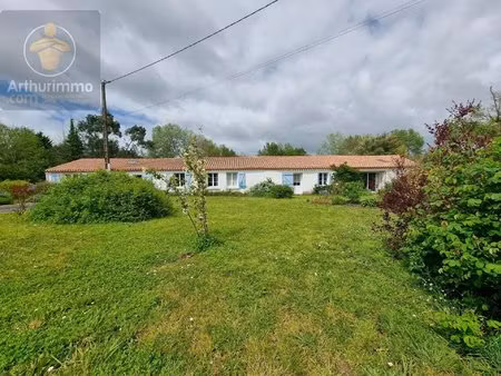 bois de céné longère en pierre de 197m² + dépendances avec 8000m²