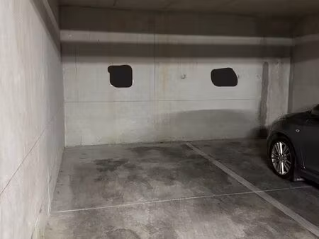place de parking sous-terrain sécurisé