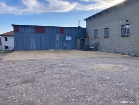 loue local 250 m2+bureaux 50m2