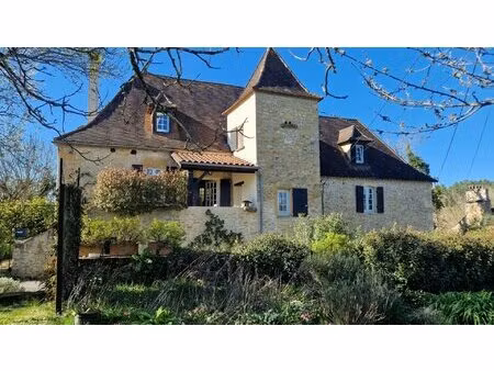 authentique maison perigordine flanquée d'une tour avec jardin d