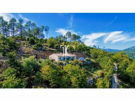 vue imprenable sur plus d'1 6 hectares de terrain