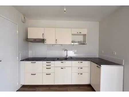 location - appartement 2 pièces 46 m2 saint ave