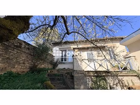 belle maison de 3 chambres située au bas de la rue de dole dans une cour intérieure