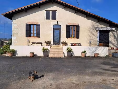 maison de charme au calme avec grand terrain et dépendances – (40380)