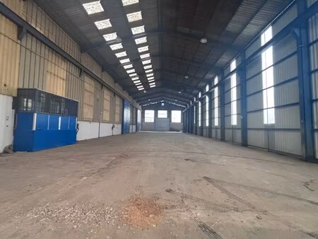 vente entrepôt 2 700 m²