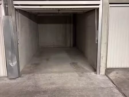 location garage 13 m² à marseille 2 (13002)