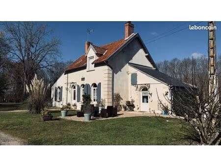 maison authentique dans un environnement paisible et verdoyant