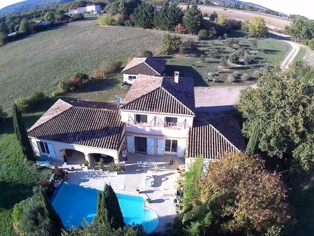 propriété de style provençal située en campagne  au calme à 7 kms de cordes sur ciel  avec