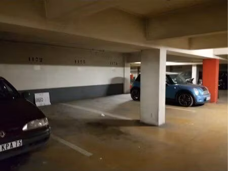 place de parking - proche laetitia