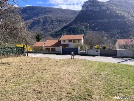 terrain constructible 605 m² – tenay (01230)