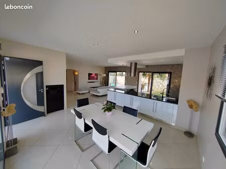villa contemporaine de plain-pied - 7 pièces  186 m²