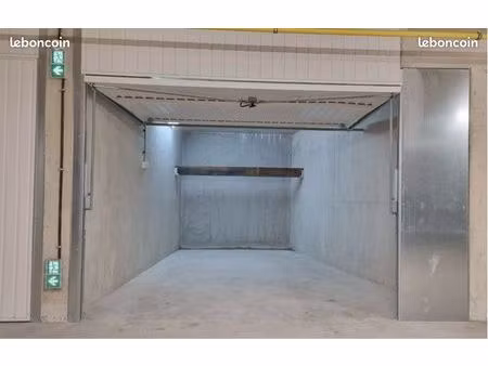 garage fermé 15m2 éclairage et électricité