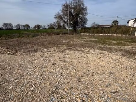 terrain plat libre constructeur 680m²