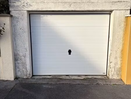 garage à vendre avec porte coulissante récente
