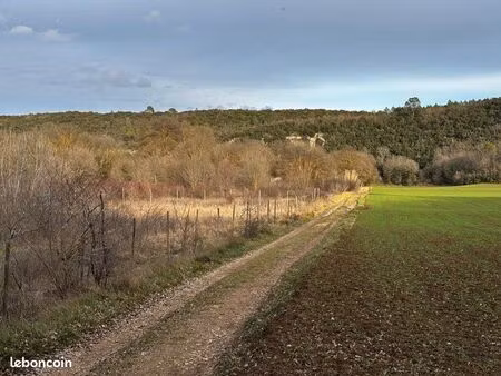 terrain avec rivière et cabanon