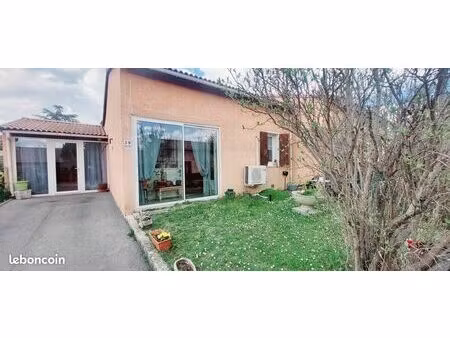 jolie maison résidentielle avec jardin arboré