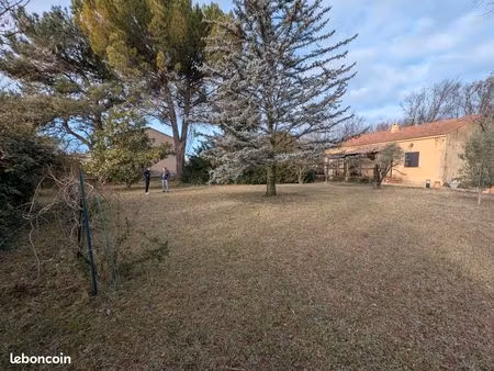 terrain saint zacharie  plat et au calme