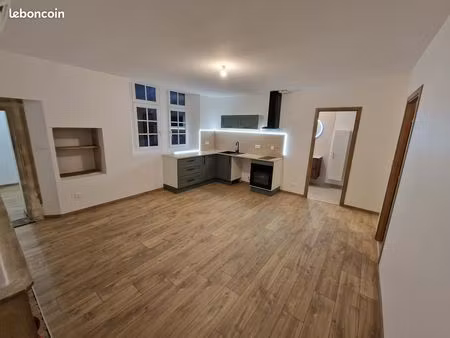 à louer – t2 47 m² entièrement rénové – calme avec parking