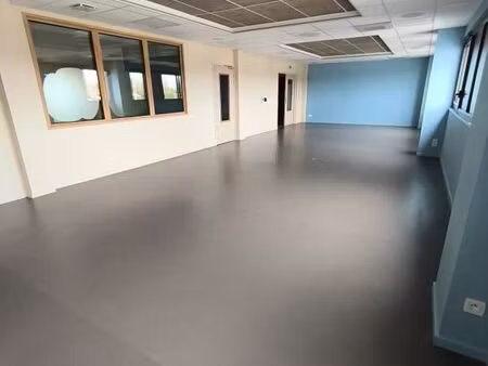 bureaux 76 m²