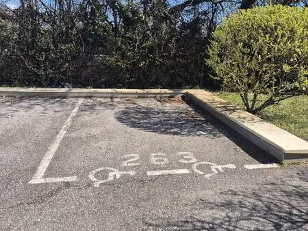 à louer – place de parking pmr (personne à mobilité réduite) en extérieur