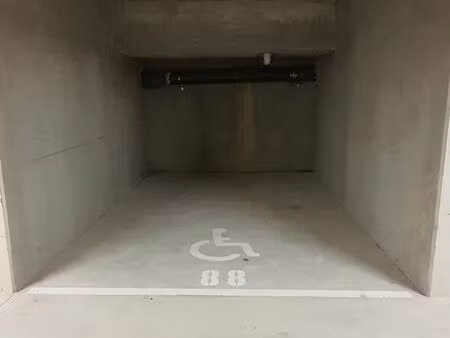 grande place de parking sécurisée – quartier des baumettes