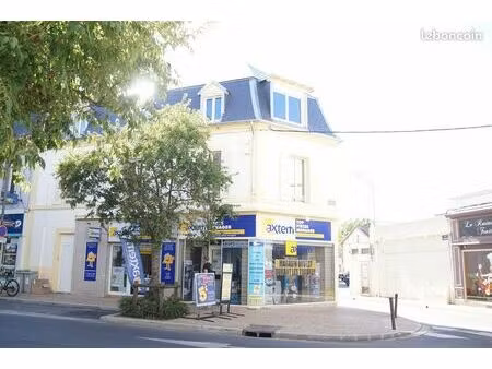 local commercial vitrine