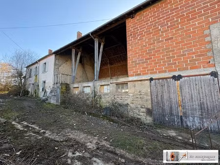 maison à rénover entièrement avec grange et terrain