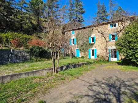 mas en pierre avec source et grand terrain