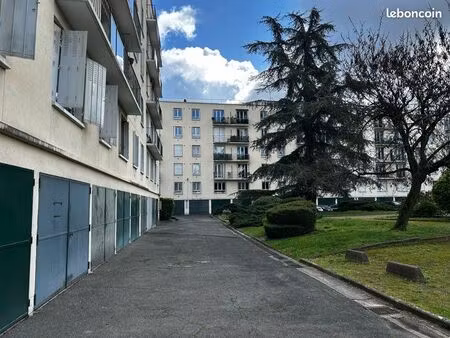 box individuel 14m2 - proche rer