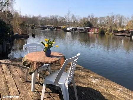 maison bord d'étang