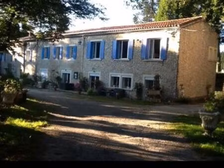 grande bâtisse de 800m2