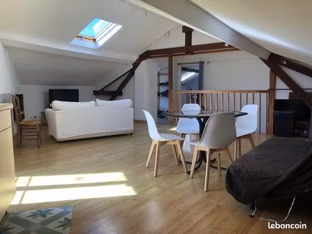 grand t2 sous les toits dans une petite copropriété
