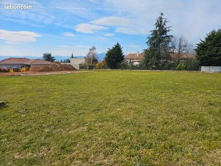 terrain viabilisé 1200m secteur château de gourdan