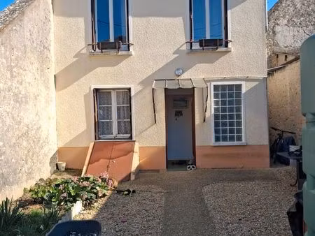 charmante petite maison avec belle espace extérieur garage cave et dépendance