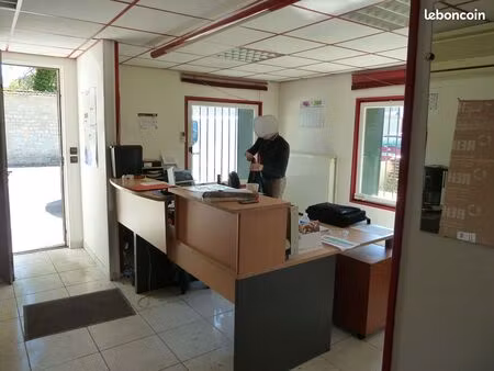 local artisanal entrepôt sécurisé avec bureaux et atelier/entrepôt + terrain clos à tourne