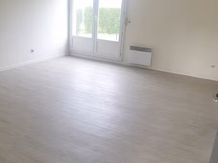 f2 avec 1 chambre  petit garage et jardinet