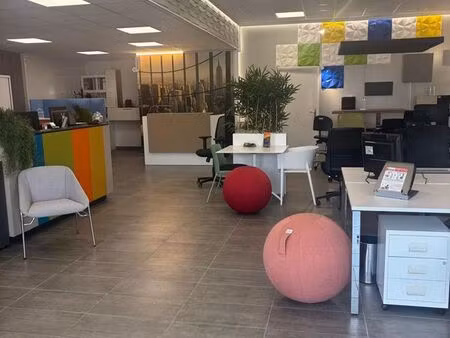 local activité 450 m2 avec showroom 120 m² + entrepôt 330 m² – quai – axe passant – valenc