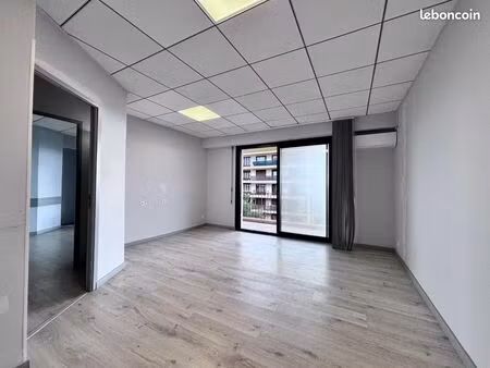 bureau 65 m²