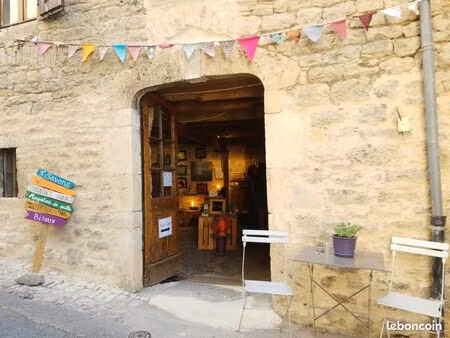 boutique saisonnière dans village médiéval