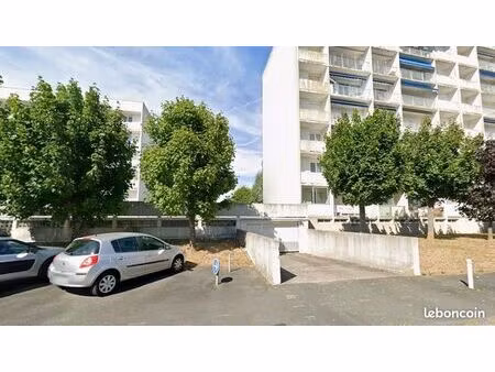 parking / box fermé la rochelle - jéricho