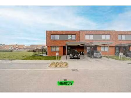 maison jumelée moderne à vendre avec espace de vie lumineux…