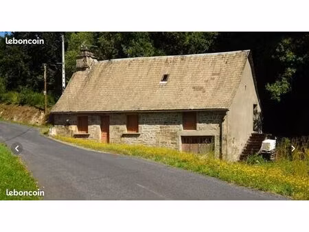 maison en pierre à rénover avec un grand terrain et une parcelle de bois