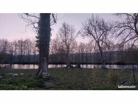 terrain au bord de l'eau