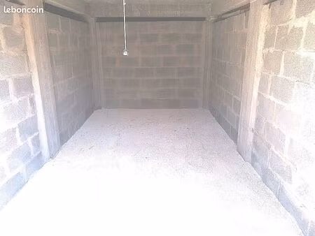 garage / box de 15 m2 à louer à alès