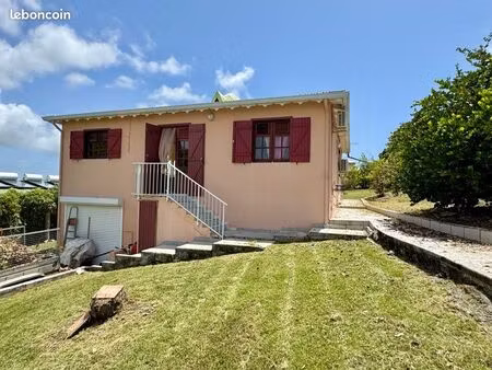 ? charmante maison avec terrasse à sainte-anne – proche plage de bois jolan ?