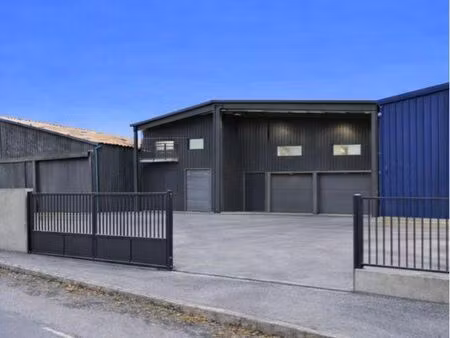 local d’activité / showroom neuf – 200 m² + jusqu’à 600 m² exploitables – axe principal co