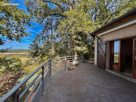 maison vue sur le lac de sant ferréol